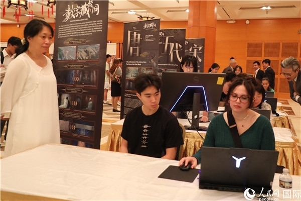 在活動現(xiàn)場，當?shù)孛癖婓w驗“數(shù)字藏經(jīng)洞”云游戲，沉浸式體驗敦煌文化。 人民網(wǎng)記者 李志偉攝