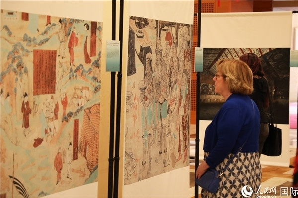 來賓在參觀敦煌高清攝影和壁畫高保真復(fù)制品。 人民網(wǎng)記者 李志偉攝