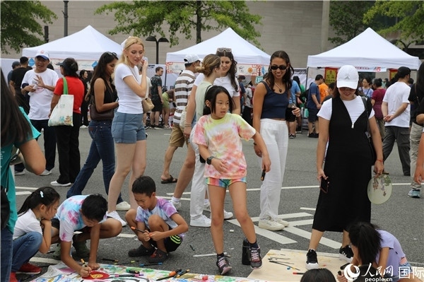 4、活動吸引了很多小朋友參加。 人民網(wǎng)記者 李志偉攝