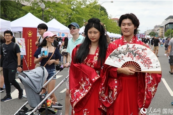 5、當?shù)厝A僑華人身穿漢服參加文化節(jié)。 人民網(wǎng)記者 李志偉攝