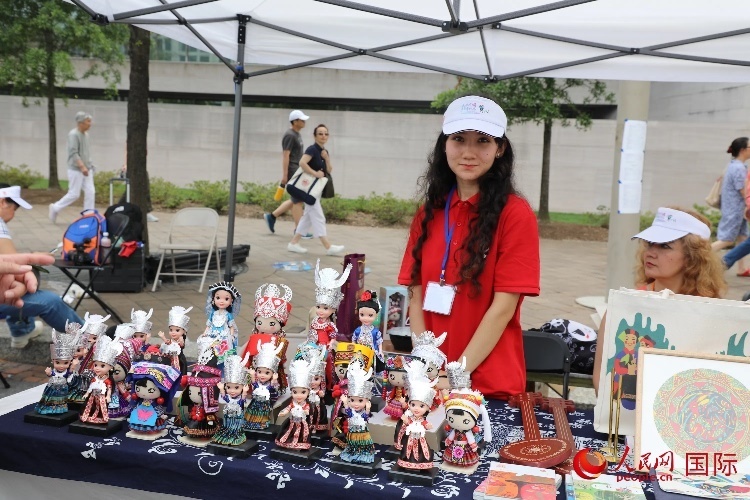 在今年活動上，貴州代表團(tuán)設(shè)立的貴州非遺文化、“村BA”文創(chuàng)、貴州茶文化等展區(qū)。人民網(wǎng)記者 李志偉攝