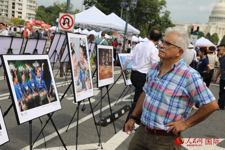 80余幅貴州主題攝影圖片展示了貴州文旅魅力。人民網(wǎng)記者 李志偉攝