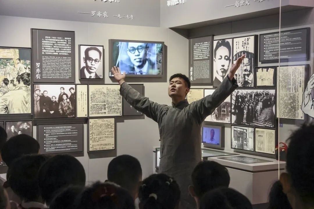 勞模身穿長袍再現(xiàn)烈士事跡。徐匯區(qū)總工會供圖