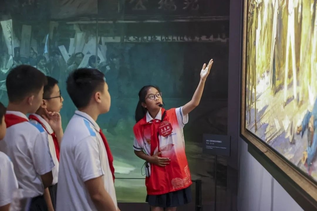 同學(xué)們觀賞不同革命場景及烈士形象的藝術(shù)作品。徐匯區(qū)總工會供圖