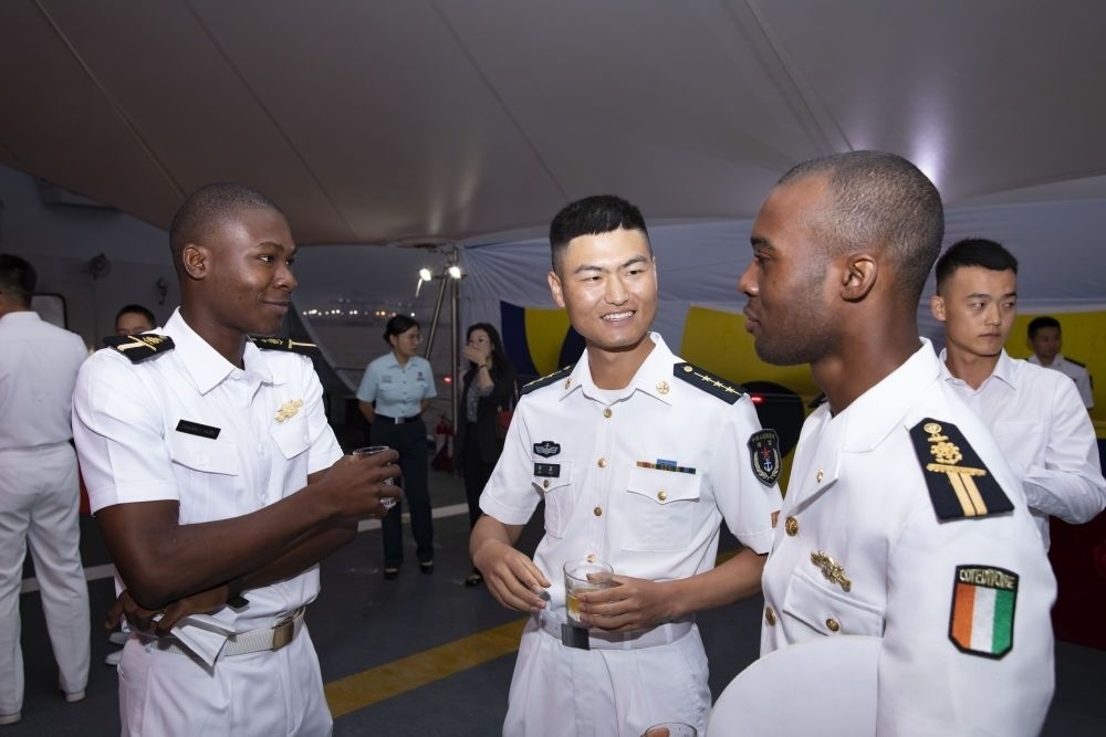 2023年6月25日，中國和科特迪瓦雙方官兵在南寧艦舉辦的甲板招待會上交流。中國海軍第43批護航編隊22日抵達科特迪瓦經(jīng)濟首都阿比讓，開始對科特迪瓦為期4天的友好訪問。