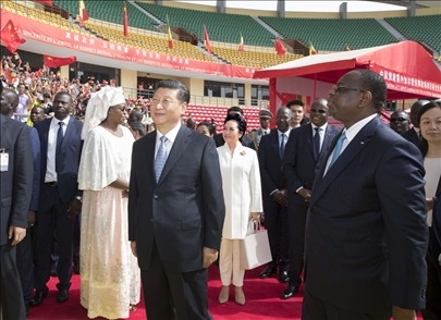 2018年7月22日，國家主席習近平在達喀爾同時任塞內加爾總統(tǒng)薩勒共同出席塞內加爾競技摔跤場項目移交儀式。新華社記者 王曄 攝