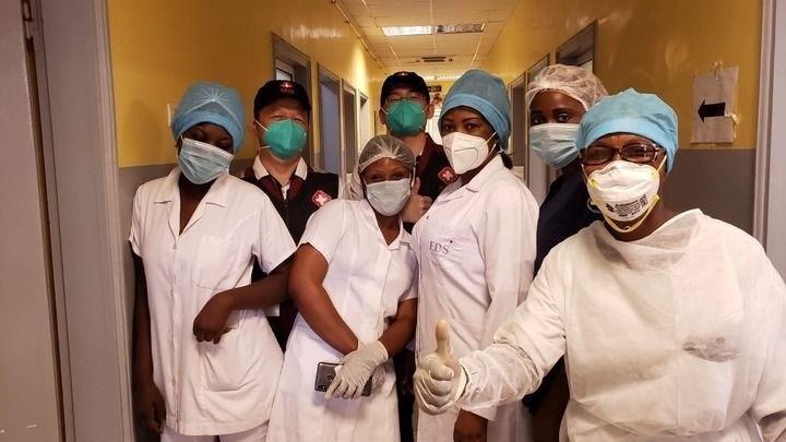 2020年5月26日，中國(guó)抗疫醫(yī)療專家組在剛果（布）首都布拉柴維爾指導(dǎo)新冠肺炎病房建設(shè)時(shí)，與當(dāng)?shù)匾痪€醫(yī)務(wù)人員合影。新華社發(fā)