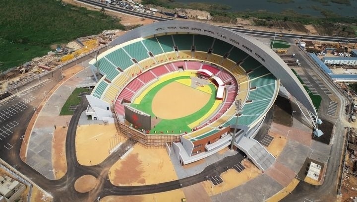 這是2018年7月18日在塞內(nèi)加爾首都達(dá)喀爾航拍的中國(guó)援建的塞內(nèi)加爾競(jìng)技摔跤場(chǎng)。新華社記者 呂帥 攝