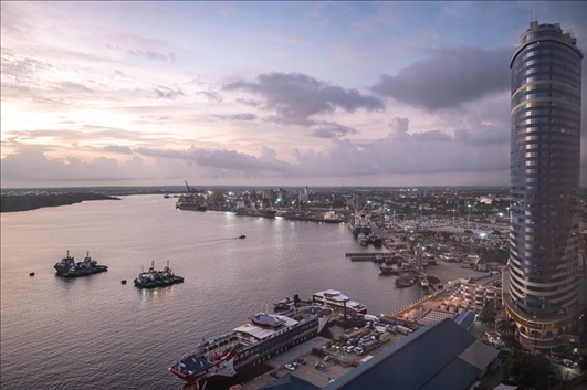 這是2023年12月29日拍攝的日出時分的坦桑尼亞達累斯薩拉姆港。新華社記者 王冠森 攝