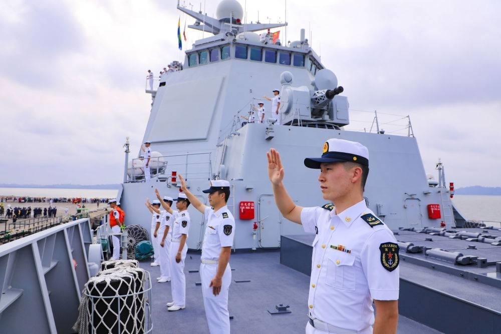 2023年7月8日，中國海軍第43批護航編隊官兵向加蓬利伯維爾奧文多港碼頭的歡迎人群揮手致意。中國海軍第43批護航編隊抵達加蓬利伯維爾，開始對加蓬進行為期4天的友好訪問。