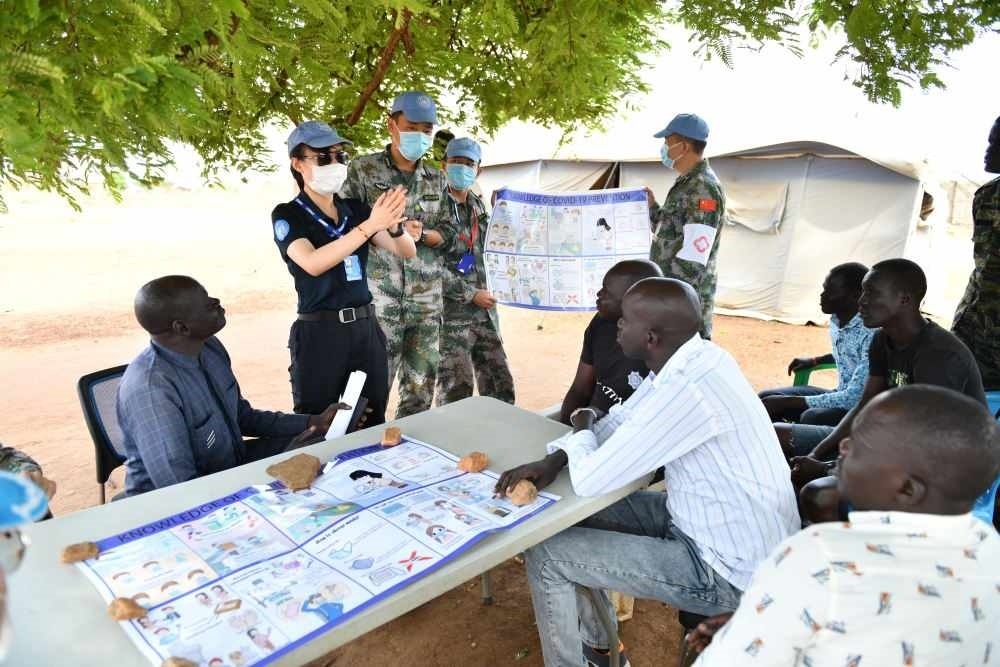2020年3月，在南蘇丹首都朱巴，執(zhí)行聯(lián)合國維和任務(wù)的中國維和警察廖潔給當(dāng)?shù)鼐熘v解防疫知識。