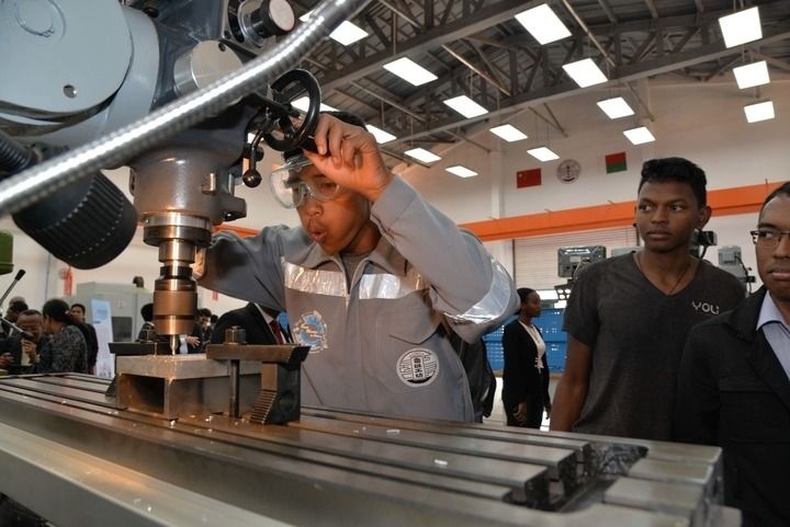 2024年4月26日，在馬達(dá)加斯加首都塔那那利佛，塔那那利佛大學(xué)理工學(xué)院的學(xué)生在魯班工坊操作設(shè)備。新華社發(fā)（西塔卡·拉喬納里松攝）