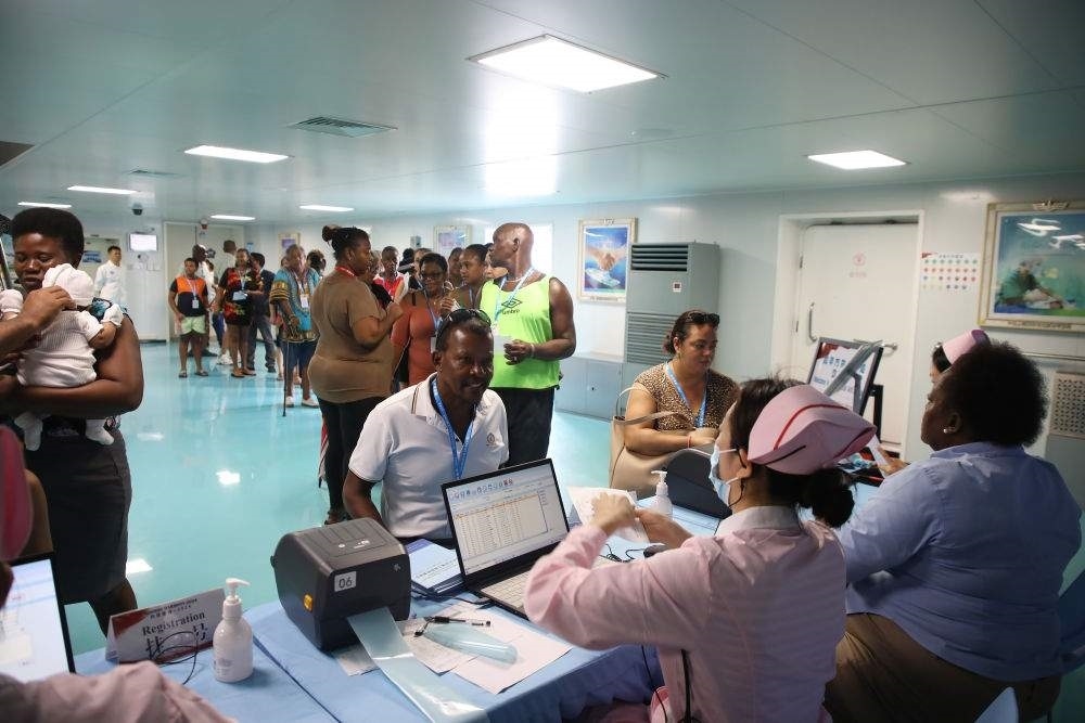 2024年7月8日，塞舌爾民眾在中國海軍“和平方舟”號醫(yī)院船上排隊就診。