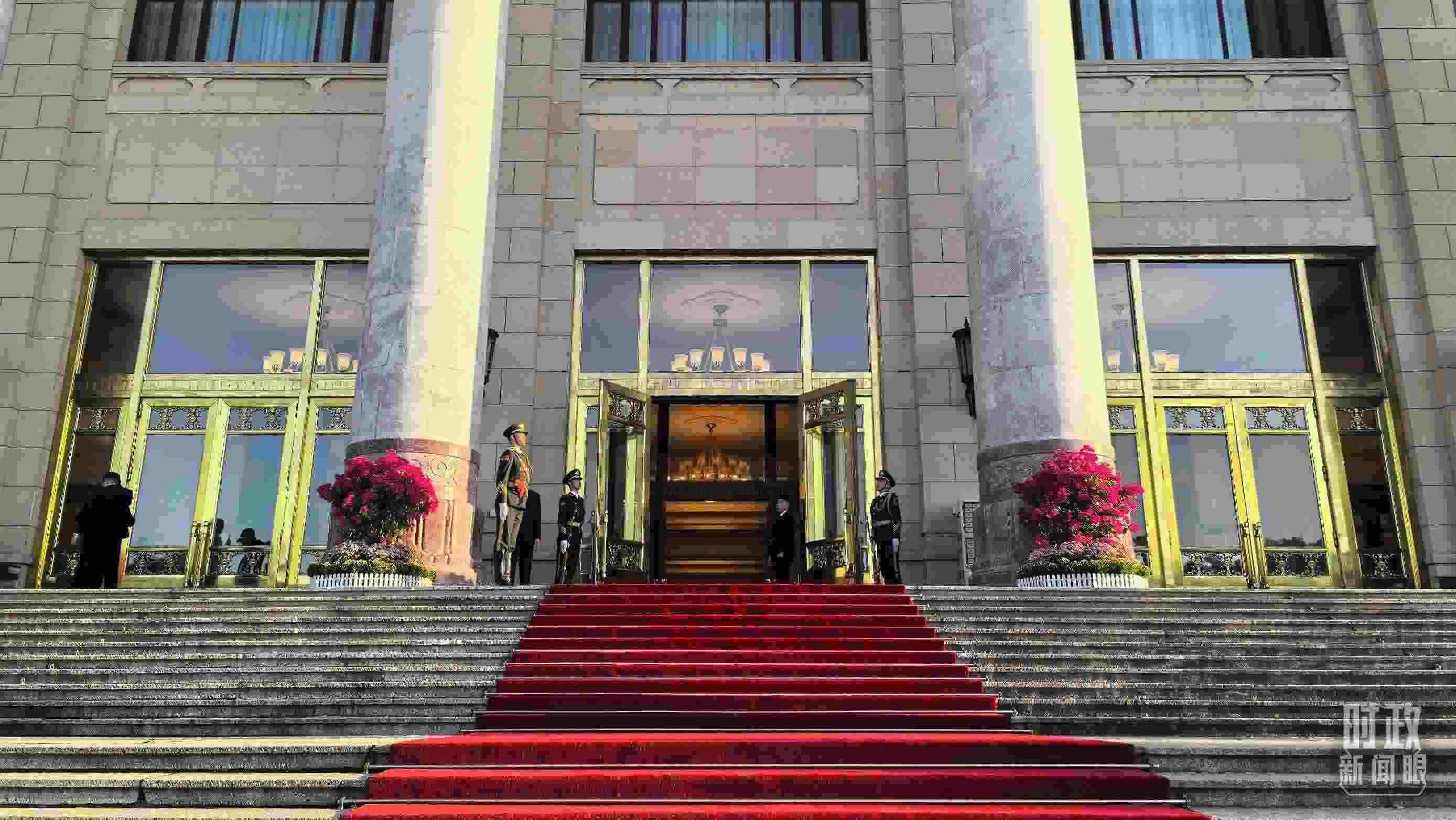 △人民大會堂外，禮兵列隊迎接貴賓。（總臺央視記者陸泓宇拍攝）