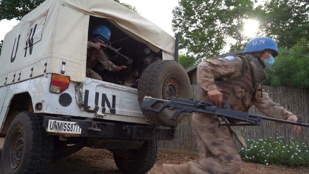 2022年7月27日，中國第八批赴南蘇丹（朱巴）維和步兵營百人防暴隊抵達預(yù)定區(qū)域，進行綜合防衛(wèi)演練。針對南蘇丹社會安全問題及近期在剛果（金）東部地區(qū)發(fā)生的針對聯(lián)合國剛果（金）穩(wěn)定特派團的抗議示威活動，中國第八批赴南蘇丹（朱巴）維和步兵營于日前組織UN HOUSE（聯(lián)合國之家）綜合防衛(wèi)演練，以應(yīng)對可能出現(xiàn)的難民涌入、營門遇襲、暴恐威脅等突發(fā)情況。