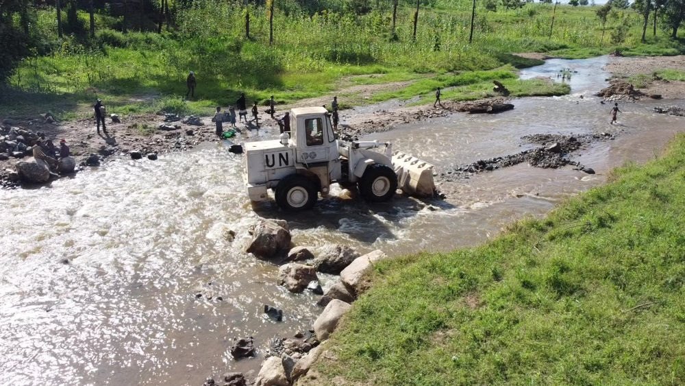 2023年6月7日，在剛果（金）南基伍省卡萊亥地區(qū)，中國第26批赴剛果（金）維和工兵分隊官兵進行施工作業(yè)。
