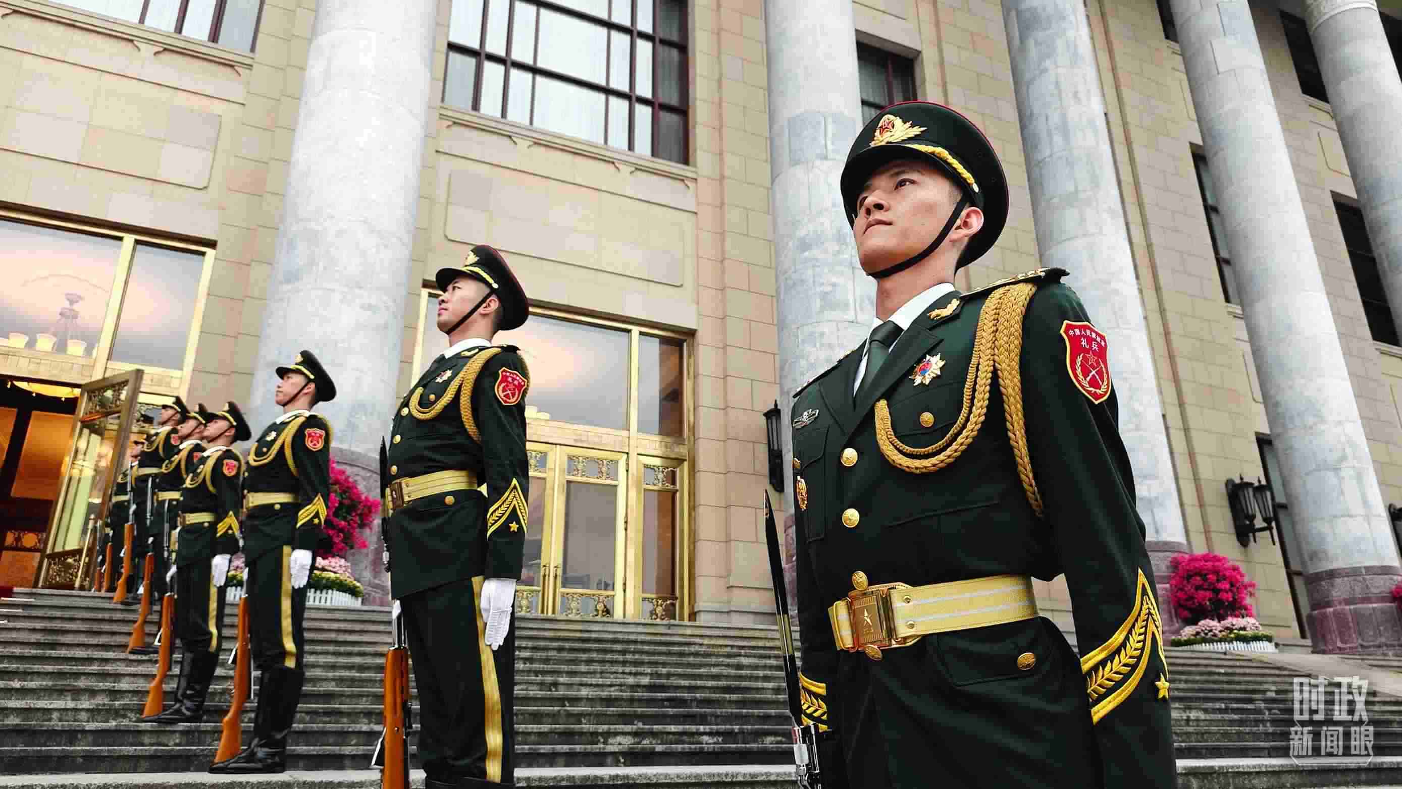  △人民大會堂外，禮兵列隊歡迎外國領(lǐng)導(dǎo)人。（總臺央視記者韓銳拍攝）