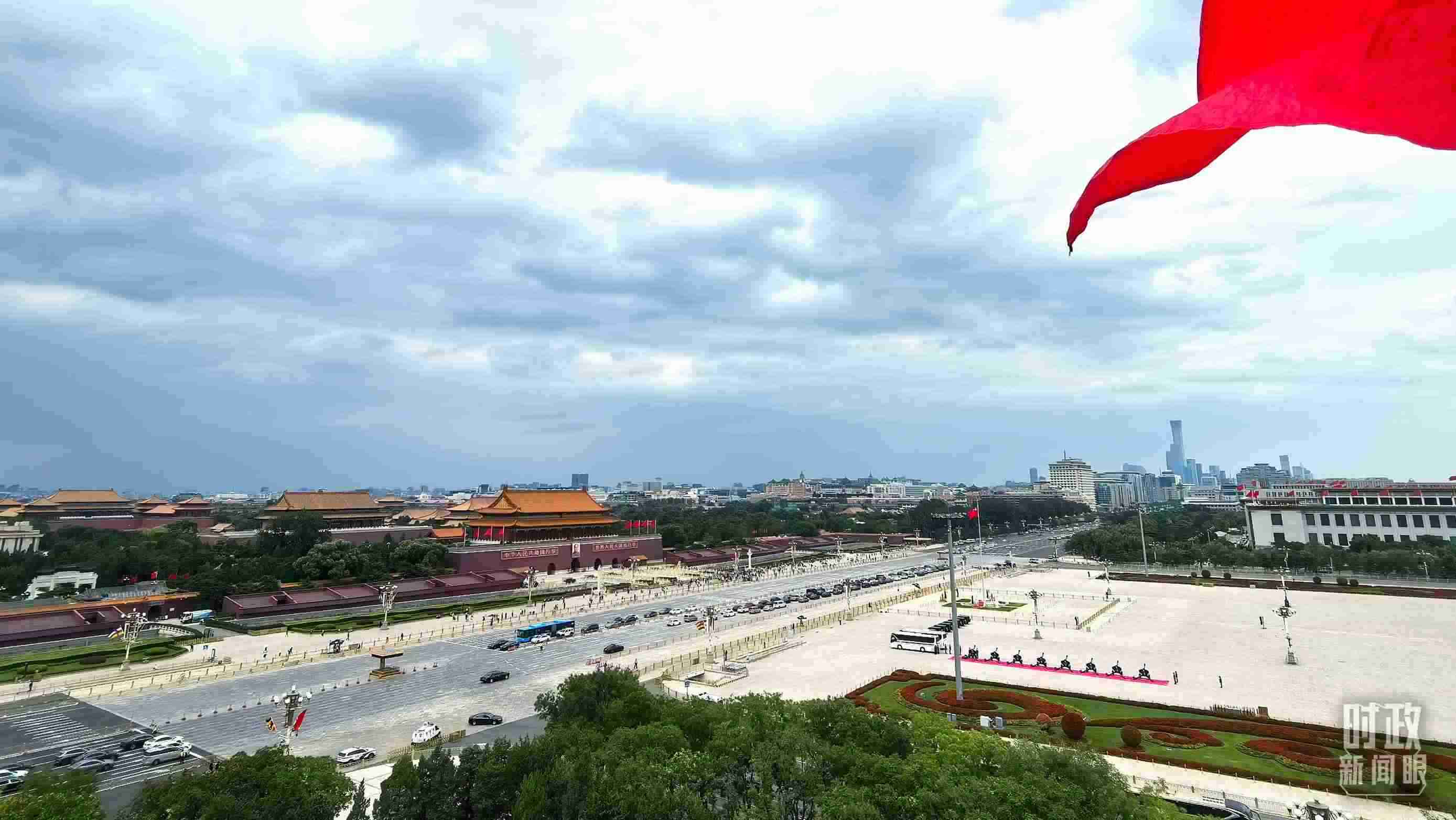 △北京長安街兩側(cè)懸掛中非合作論壇成員旗幟。（總臺央視記者張垚拍攝）