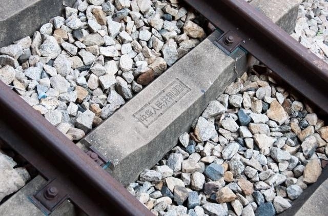 坦贊鐵路鋼筋混凝土軌枕上的“中華人民共和國(guó)制”字樣清晰可辨。