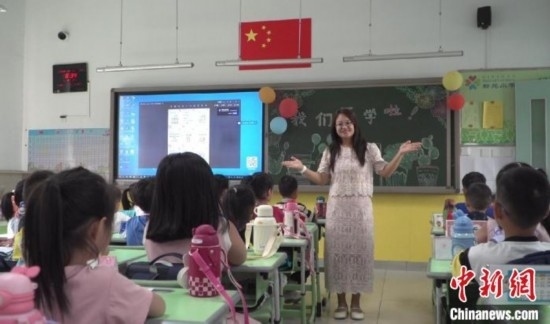 圖為衡水市新苑小學(xué)，老師正在給學(xué)生講開學(xué)第一課的內(nèi)容。王天祥 攝