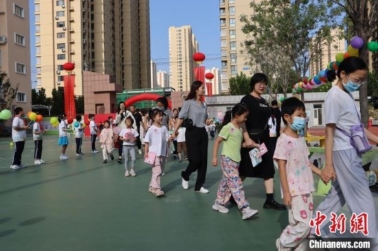 圖為衡水市新苑小學(xué)，小學(xué)一年級新生佩戴“夢想徽章”后，步入校園 。王天祥 攝
