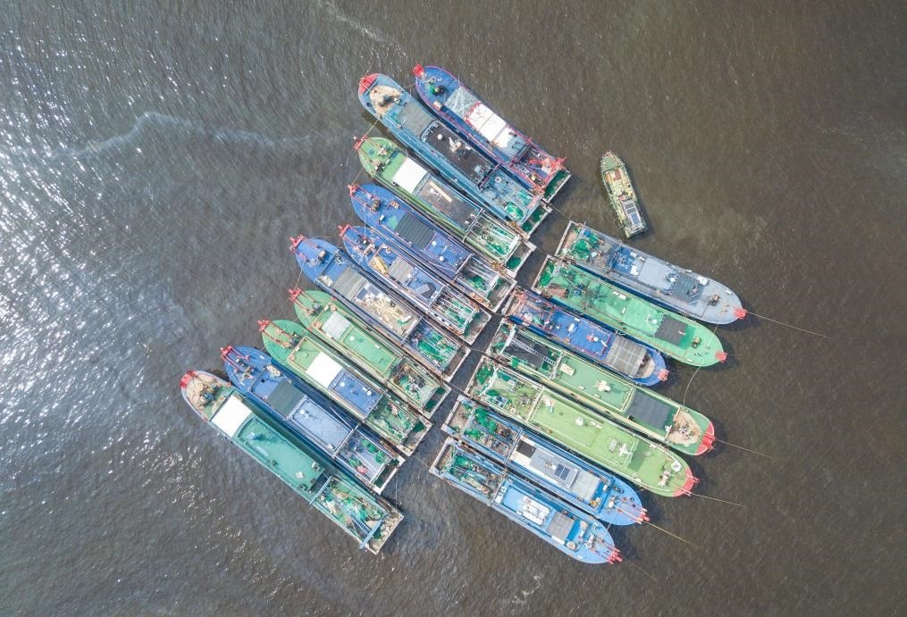 9月4日，船只在海南省?？谑行赂鄞a頭?？勘茱L(fēng)（無(wú)人機(jī)照片）。新華社記者 蒲曉旭 攝