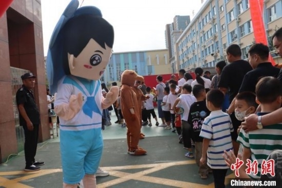 圖為衡水市新苑小學(xué)，老師穿上玩偶服裝歡迎新生入學(xué)。王天祥 攝