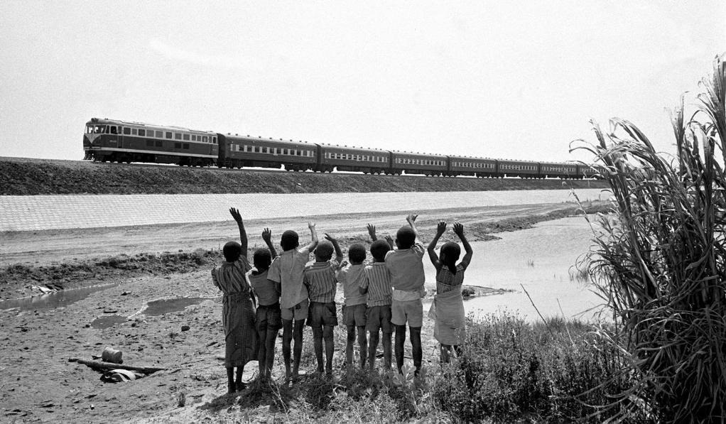贊比亞魯西瓦西湖畔的少年兒童歡迎坦贊鐵路的列車通到他們的家鄉(xiāng)（1976年攝）。新華社發(fā)