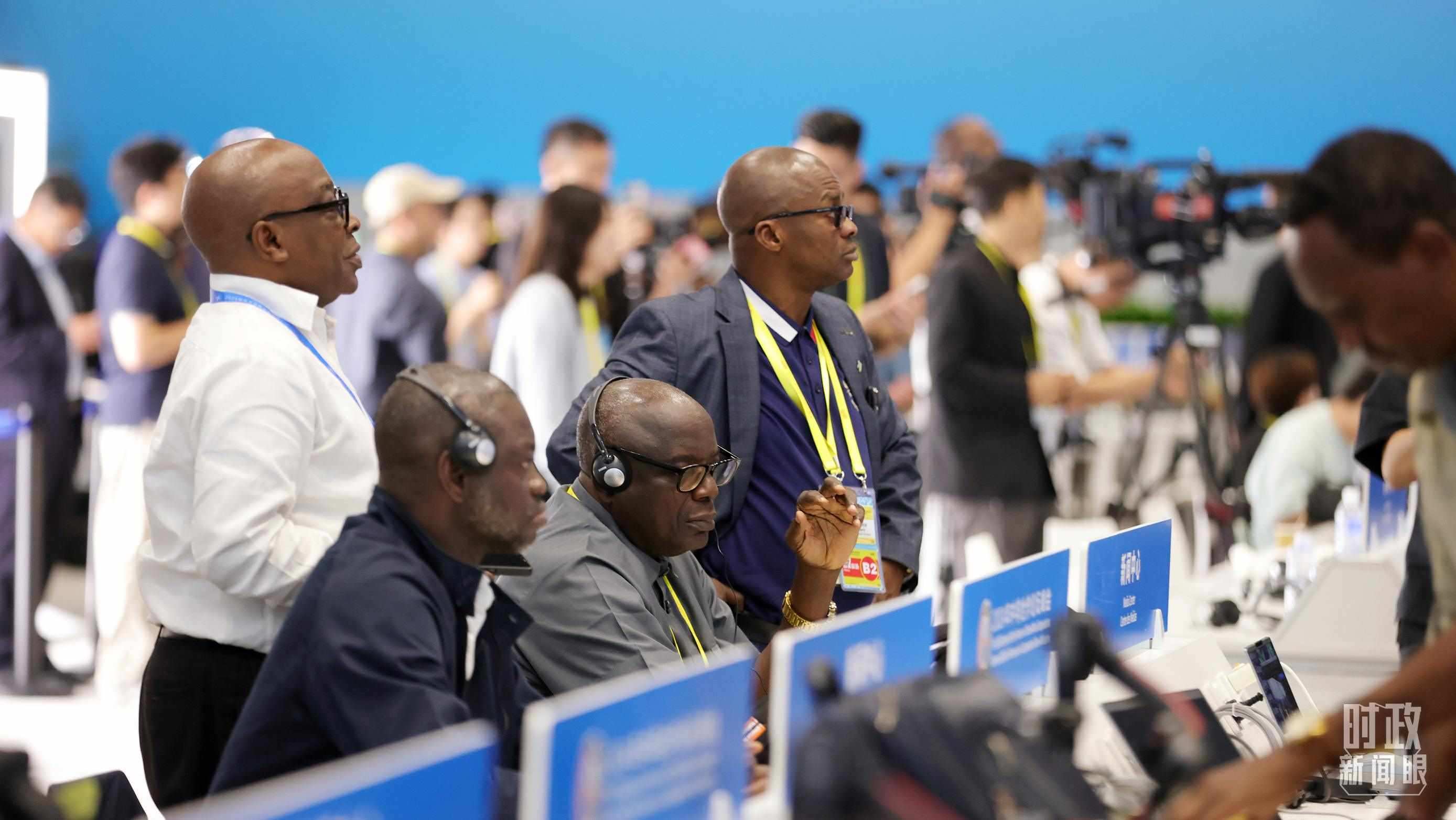  △媒體記者在人民大會堂和新聞中心參與峰會報道。（總臺央視記者范一鳴、魏幫軍拍攝）