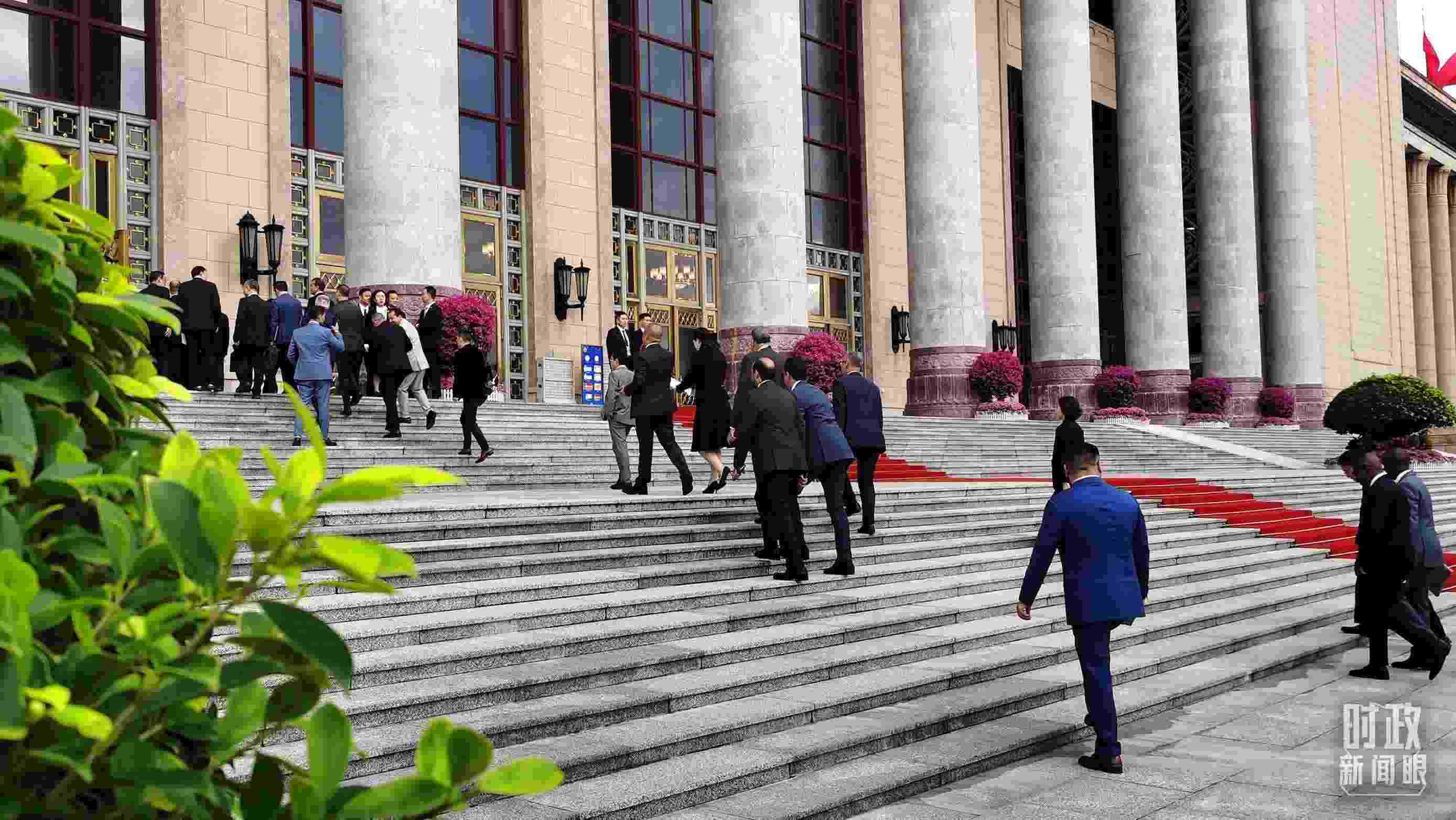  △與會者正在步入會場。（總臺央視記者郭鴻拍攝）