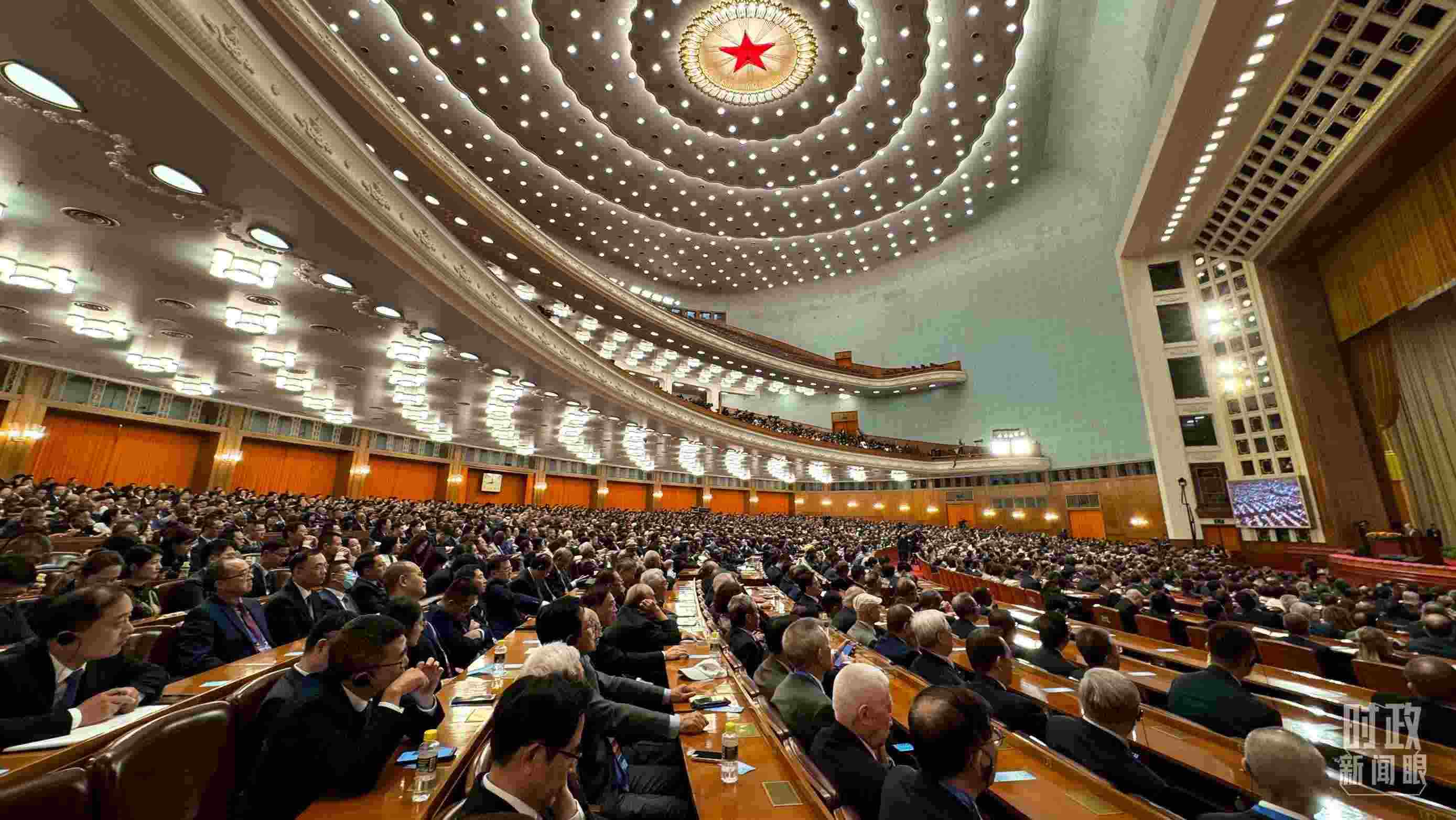  △中非合作論壇非方成員國國家元首、政府首腦、代表團團長及國際和地區(qū)組織負(fù)責(zé)人等中外各界人士3200余人出席開幕式。（總臺央視記者蔣碩拍攝）