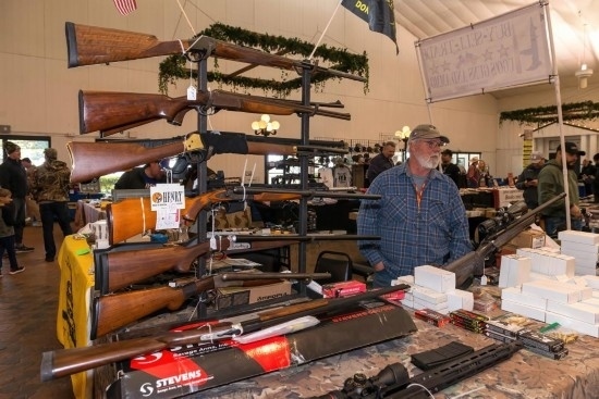 這是2022年1月22日在美國(guó)達(dá)拉斯槍展上拍攝的槍支。新華社發(fā)（李琳攝）