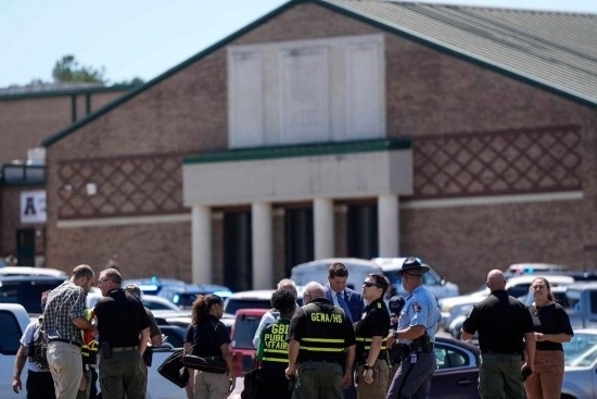 9月4日，在美國(guó)佐治亞州巴羅縣溫德市，警察聚集在發(fā)生槍擊事件的阿巴拉契高中外。新華社/美聯(lián)