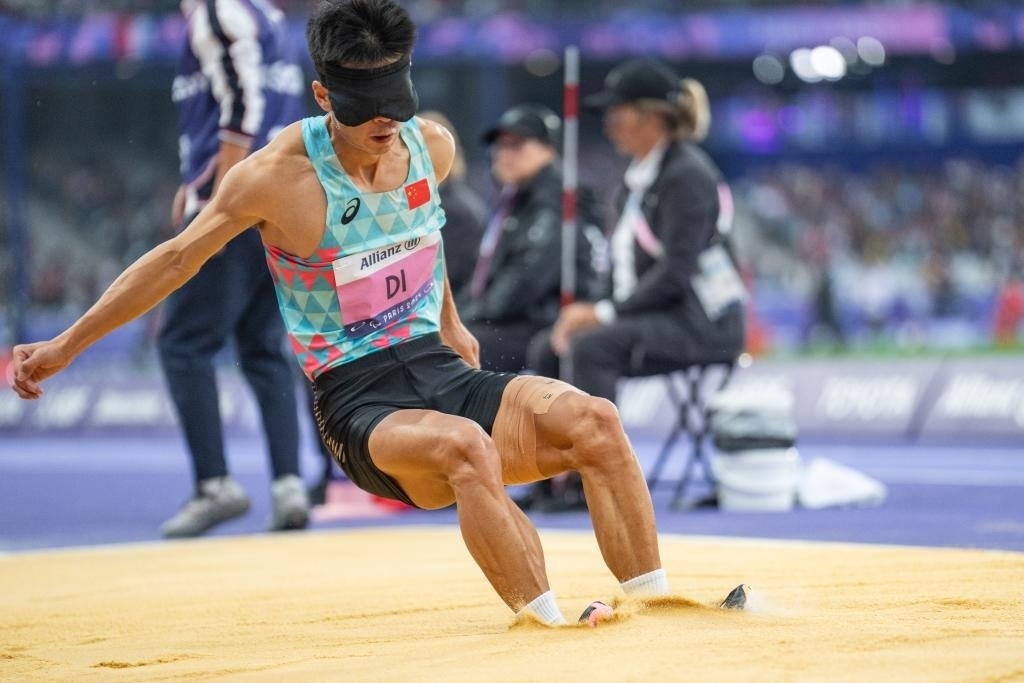 8月30日，邸東東在巴黎殘奧會田徑男子跳遠T11級決賽中試跳。新華社記者 黃偉 攝