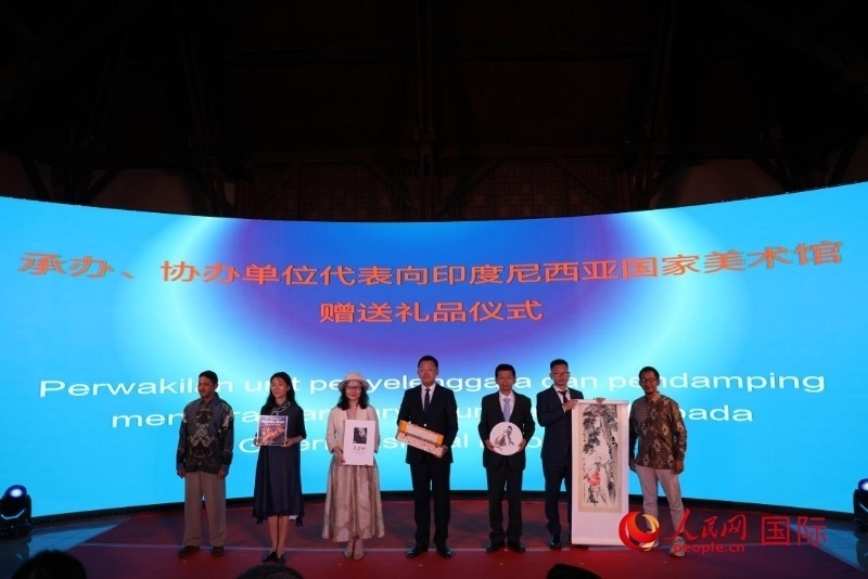 在展覽開幕式現(xiàn)場，本次展覽的承辦、協(xié)辦單位代表向印尼國家美術(shù)館贈送禮品。人民網(wǎng)記者 曹師韻攝