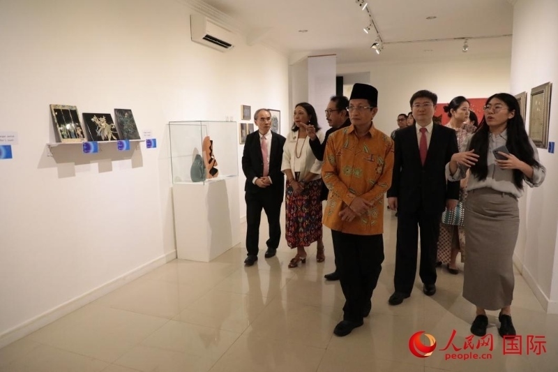 參加開幕式的嘉賓參觀展覽。人民網(wǎng)記者曹師韻攝