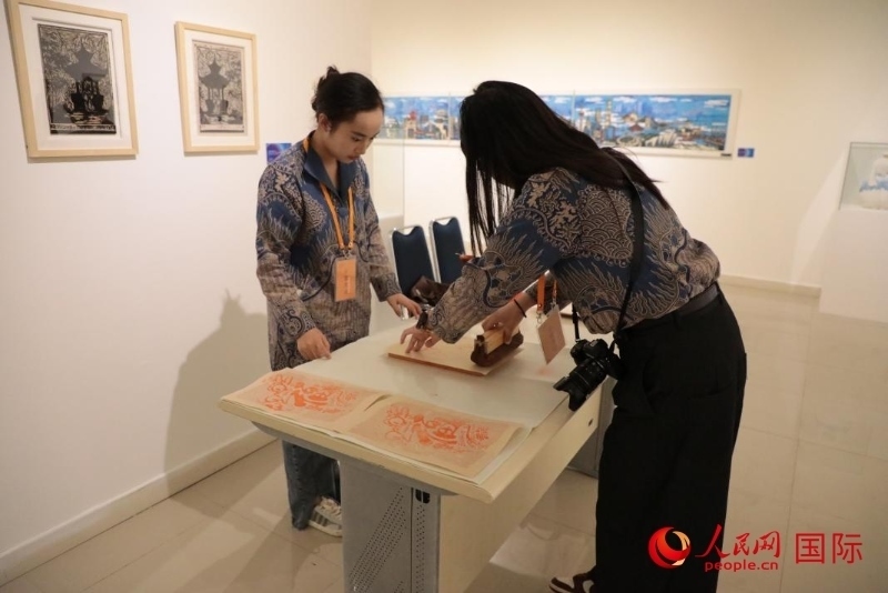 展覽現(xiàn)場的拓印技藝體驗工坊。人民網(wǎng)記者曹師韻攝