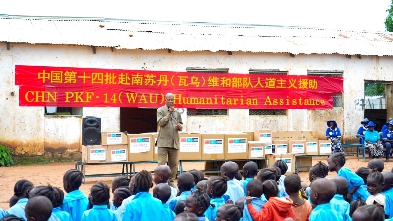 當(dāng)?shù)卣砀屑ぶ袊?guó)官兵。王軍杰攝