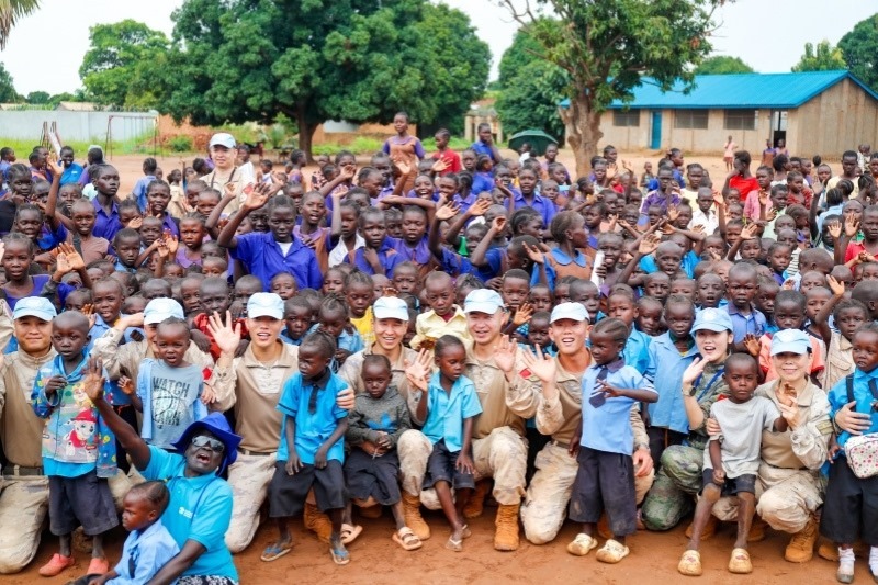 維和官兵與學(xué)生進(jìn)行合影。殷亦豪攝