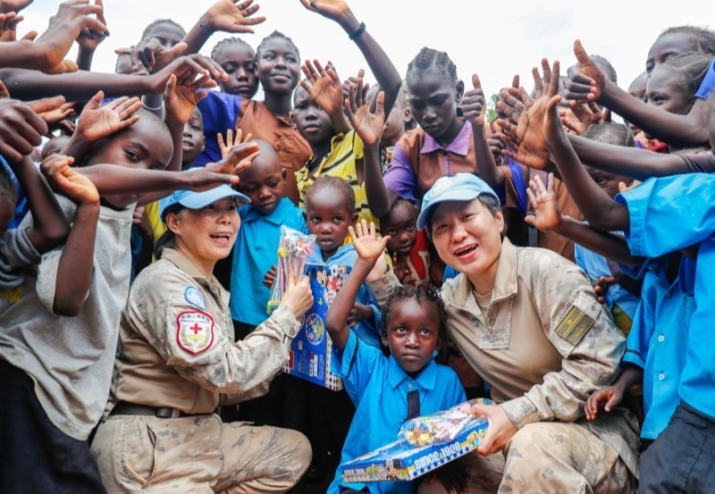 學(xué)生對(duì)中國(guó)官兵援助表達(dá)感謝。王皓宇攝