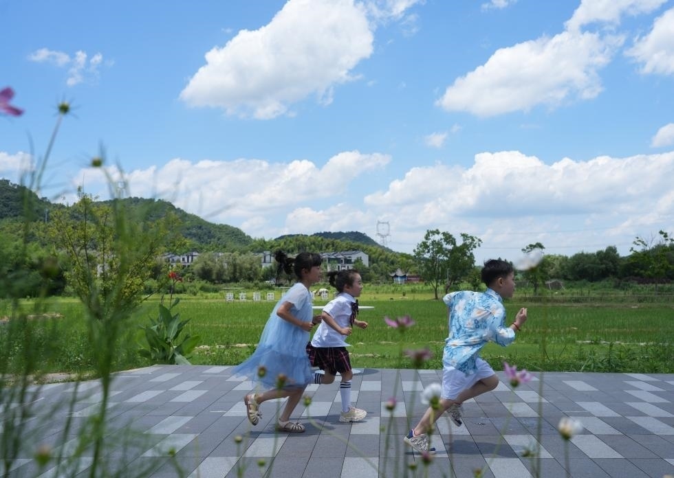 兒童在余姚市梁弄鎮(zhèn)的田野間奔跑（7月3日攝）。新華社記者翁忻旸 攝