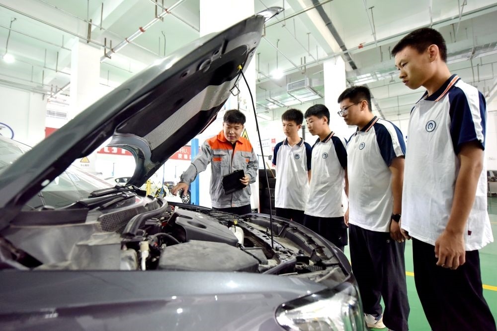 2024年6月7日，河北省邢臺市威縣職業(yè)技術教育中心教師在指導學生學習汽車維修技術。新華社記者 王曉 攝