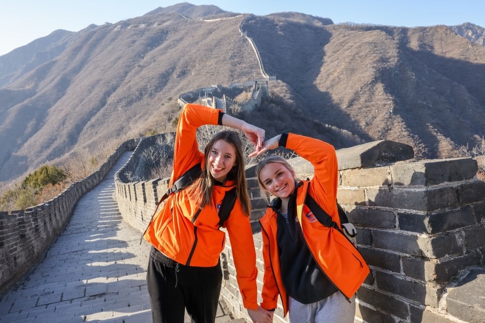 2024年3月20日，美國華盛頓州中學生代表團的成員在北京慕田峪長城留影。新華社記者 殷剛 攝