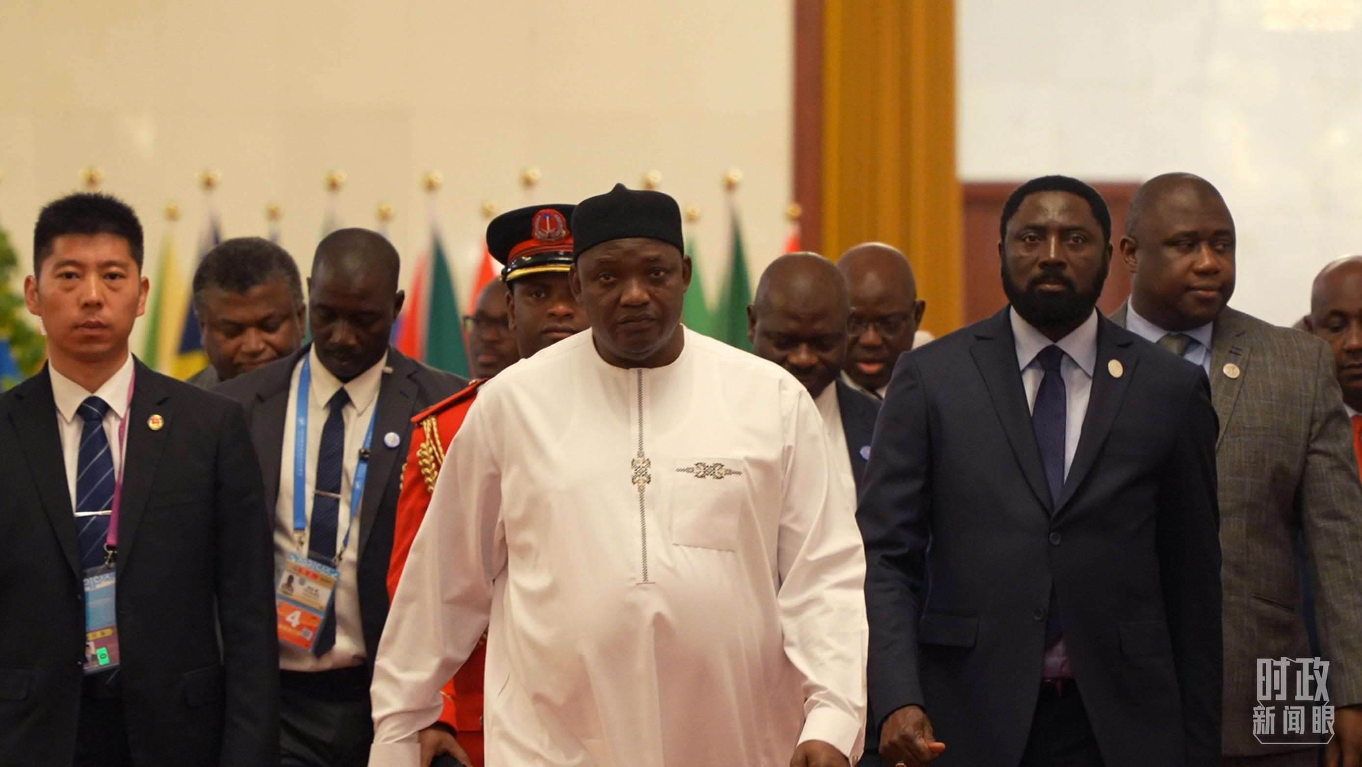 岡比亞總統(tǒng)巴羅走向會(huì)見(jiàn)廳。（總臺(tái)央視記者蔣碩拍攝）
