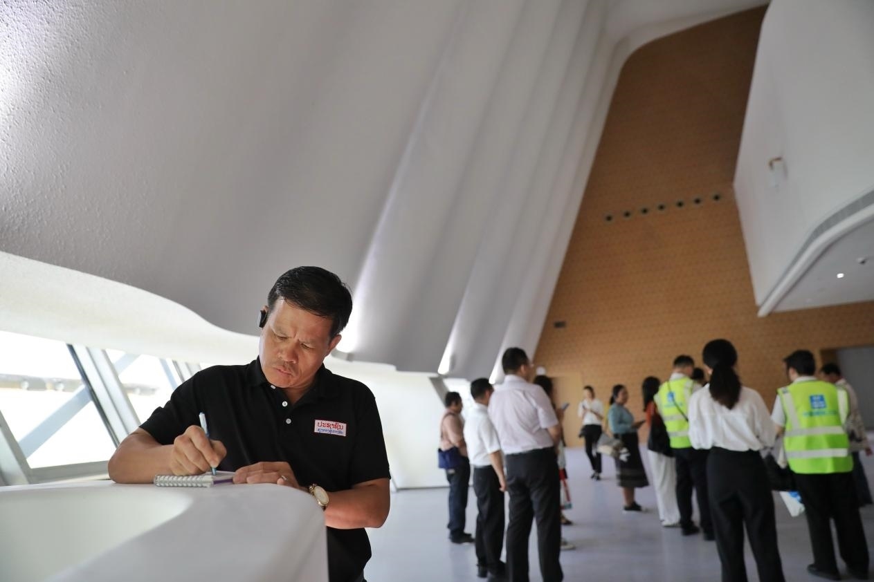 亞洲媒體考察團(tuán)參觀綜合劇場外墻?！吨袊?jīng)濟(jì)周刊》記者 肖翊攝