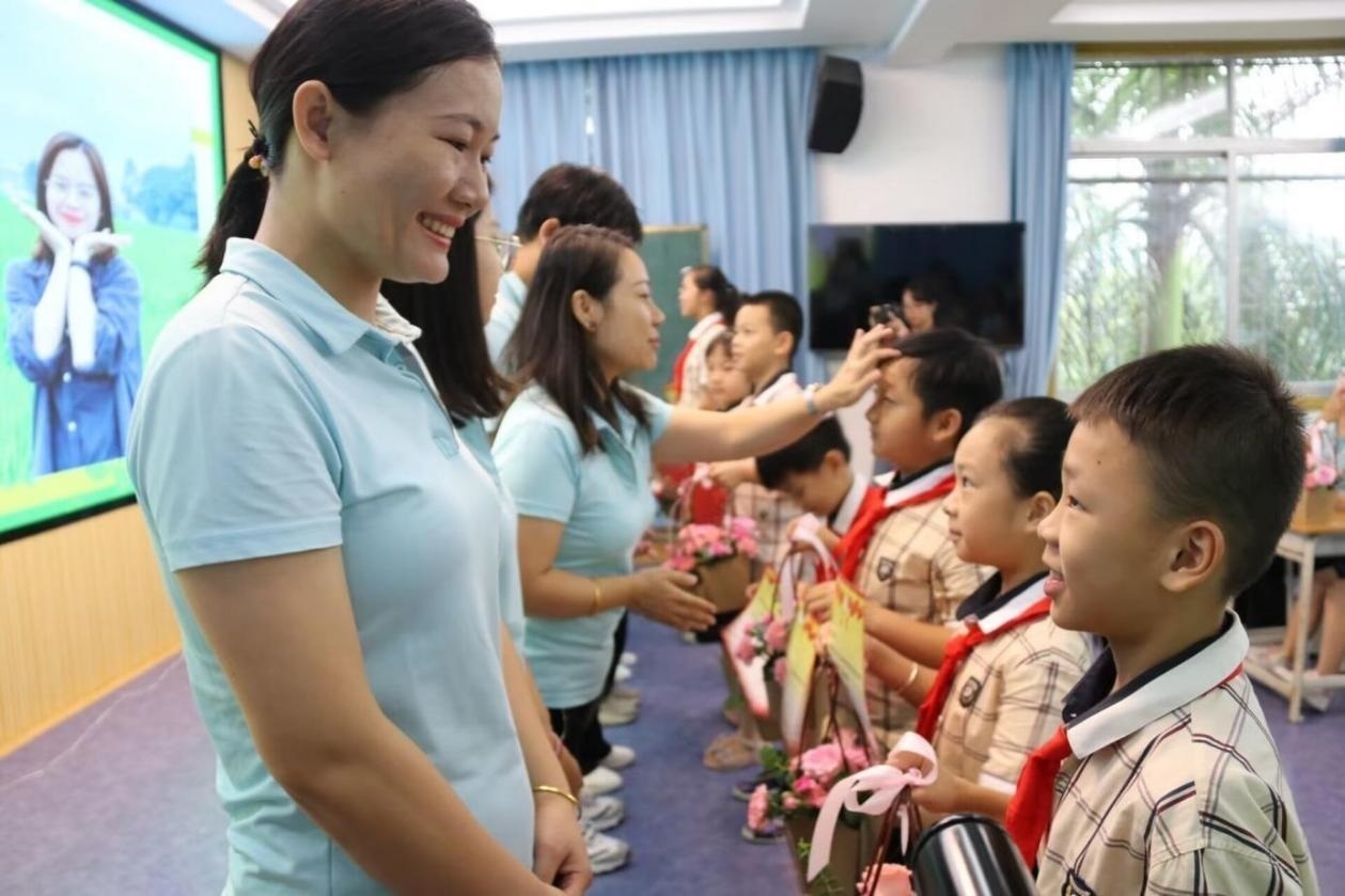 2023年教師節(jié)前，廣西南寧一所學(xué)校，學(xué)生向老師獻(xiàn)上鮮花、賀卡。