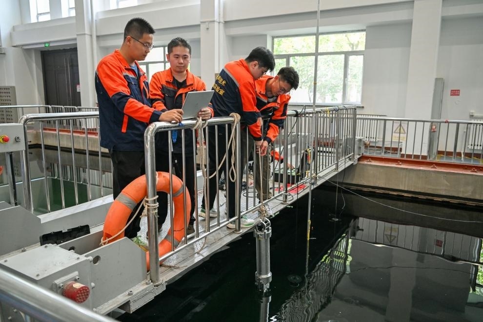 哈爾濱工程大學(xué)水聲工程學(xué)院學(xué)生在進(jìn)行技術(shù)實驗。新華社記者王松 攝