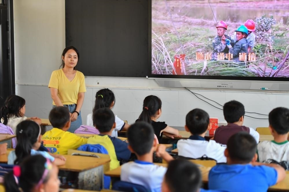 今年夏天，湖南華容縣等地遭受洪澇災(zāi)害。9月，華容縣一所學(xué)校，老師通過講述防災(zāi)救災(zāi)故事，引導(dǎo)孩子們知情、共情，汲取成長的力量。