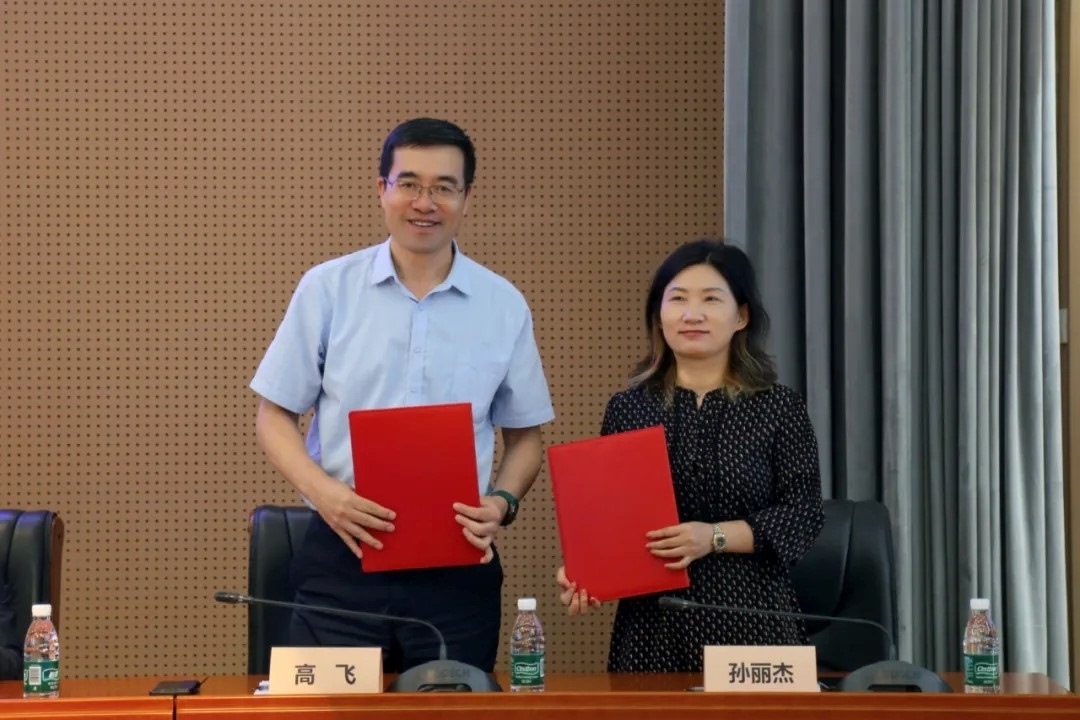 外交學(xué)院副院長(zhǎng)高飛與中國(guó)國(guó)際科學(xué)技術(shù)合作協(xié)會(huì)執(zhí)行副會(huì)長(zhǎng)兼秘書(shū)長(zhǎng)孫麗杰簽署戰(zhàn)略合作備忘錄并啟動(dòng)科技外交官搖籃計(jì)劃。主辦方供圖