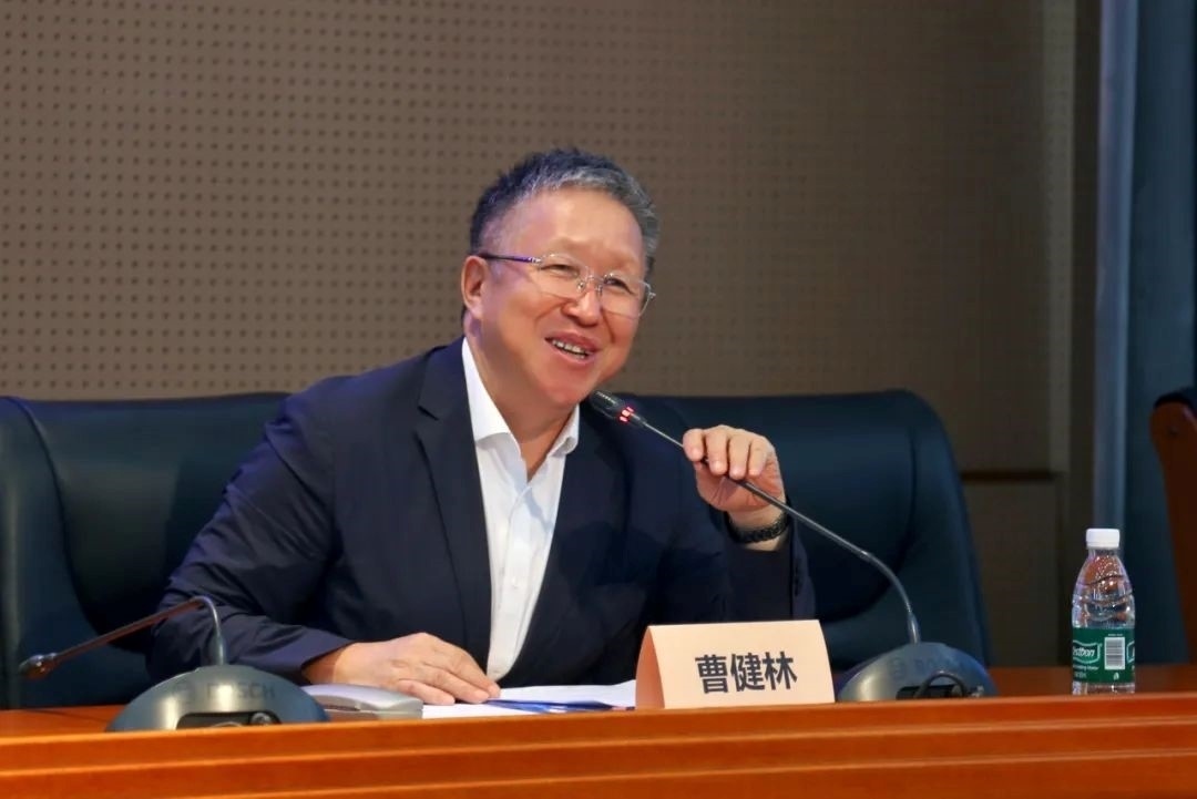 科技部原副部長(zhǎng)、十三屆全國(guó)政協(xié)教科衛(wèi)體委員會(huì)副主任、現(xiàn)任季華實(shí)驗(yàn)室理事長(zhǎng)、主任曹健林致辭。主辦方供圖